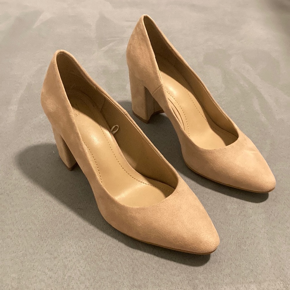 tan faux suede women’s pumps size 6